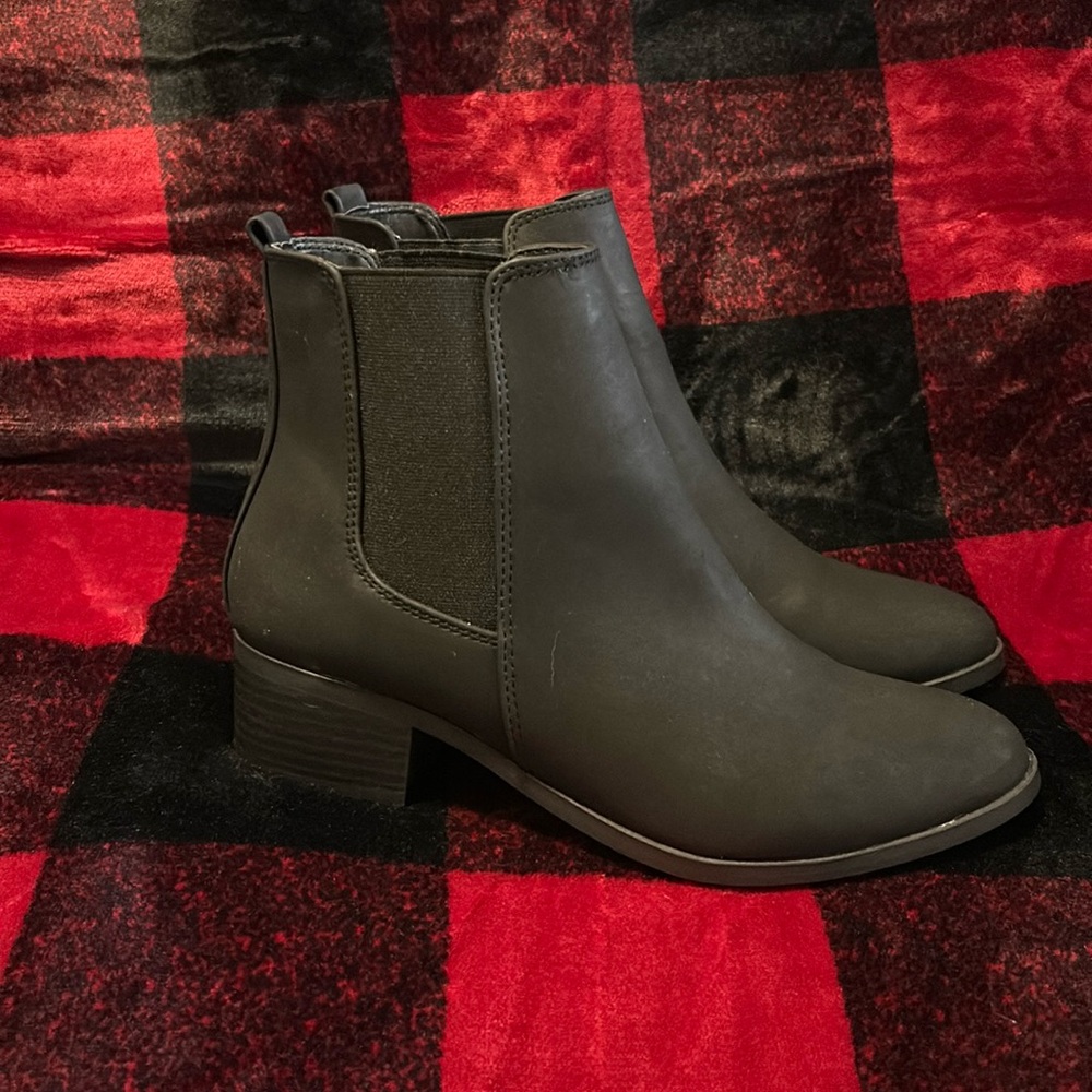 Qupid Women's Repeat | Chelsea Ankle Low Heel Boots, Black Size 7.5